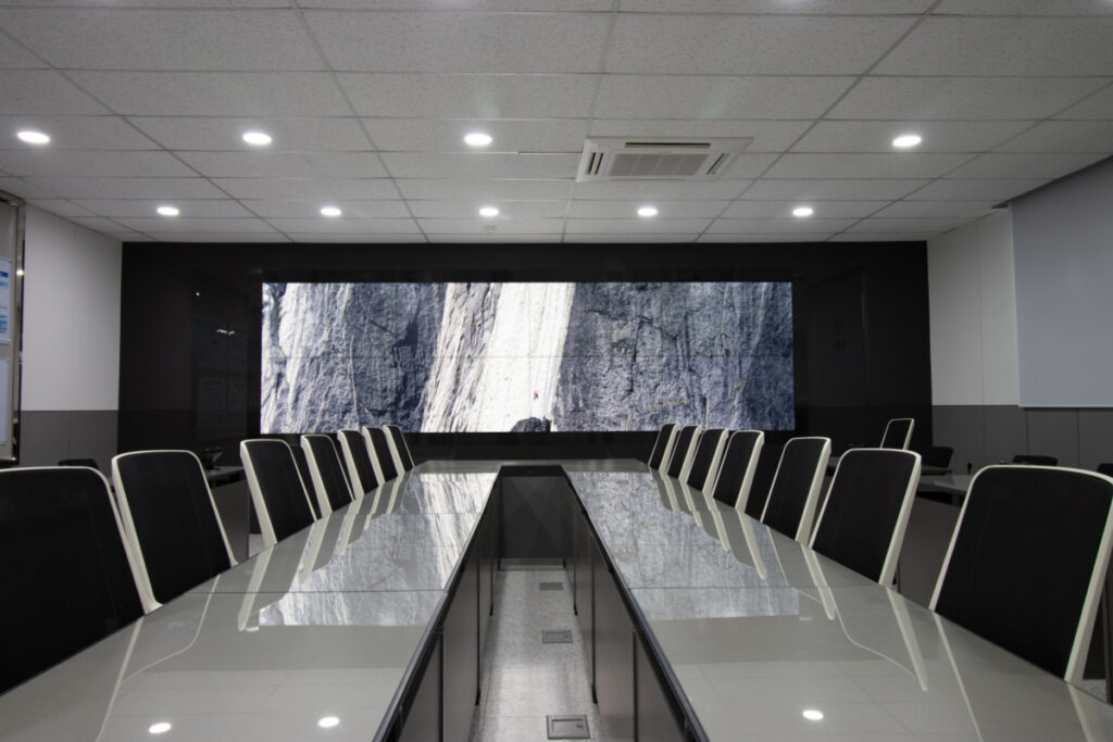 Modern,Meeting,Room,With,Large,Video,Wall